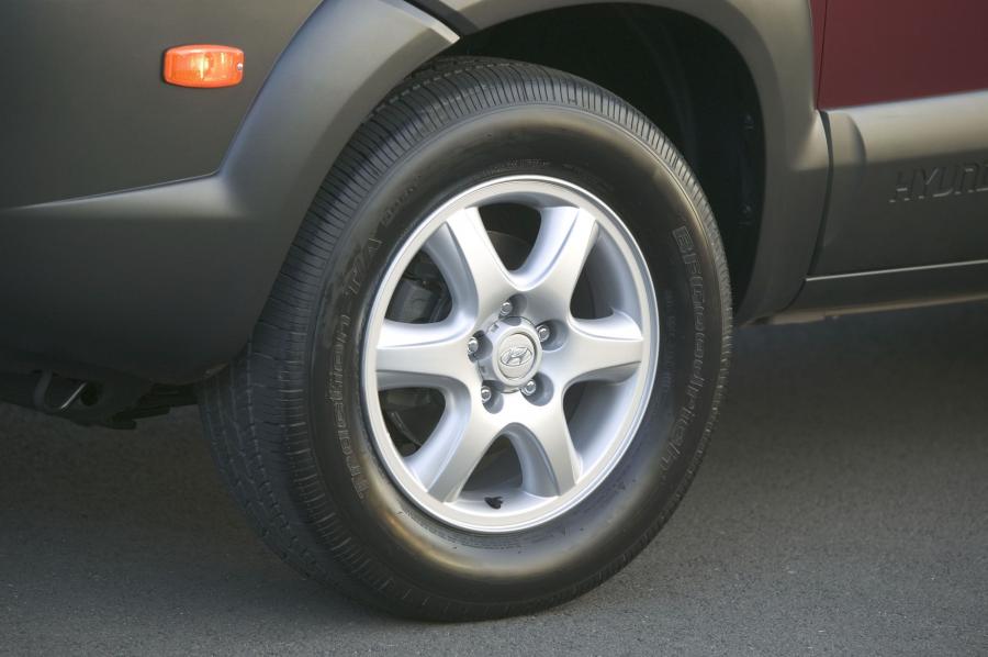  Hyundai Tucson 2004 года  (фото 28 из 74)